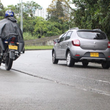 Desnivel en la vía, trampa para los motociclistas en la avenida Kevin Ángel de Manizales